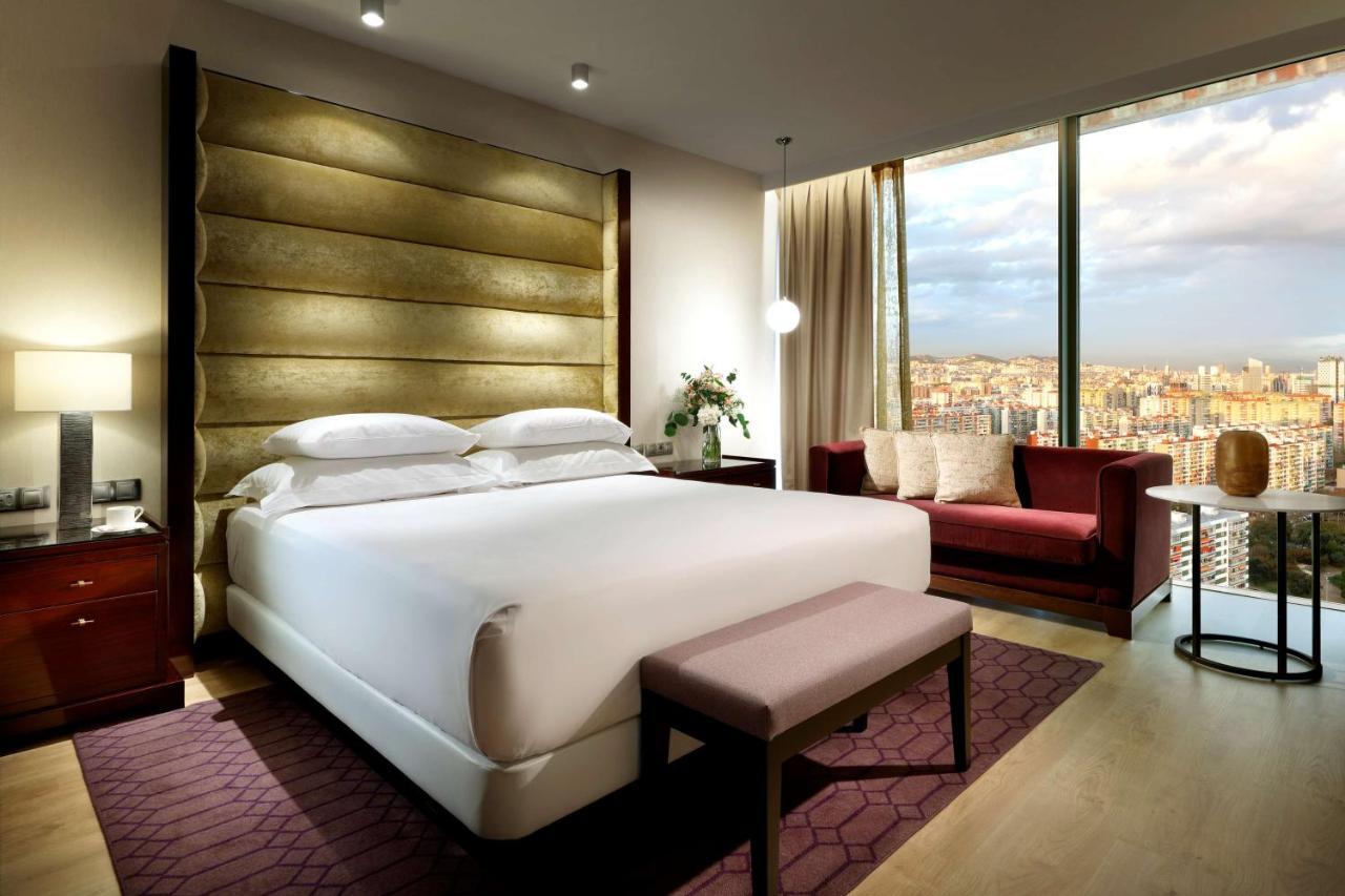 巴塞罗那塔凯悦酒店 略夫雷加特河畔奥斯皮塔莱特 A bedroom at the Mandarin Oriental, Barcelona